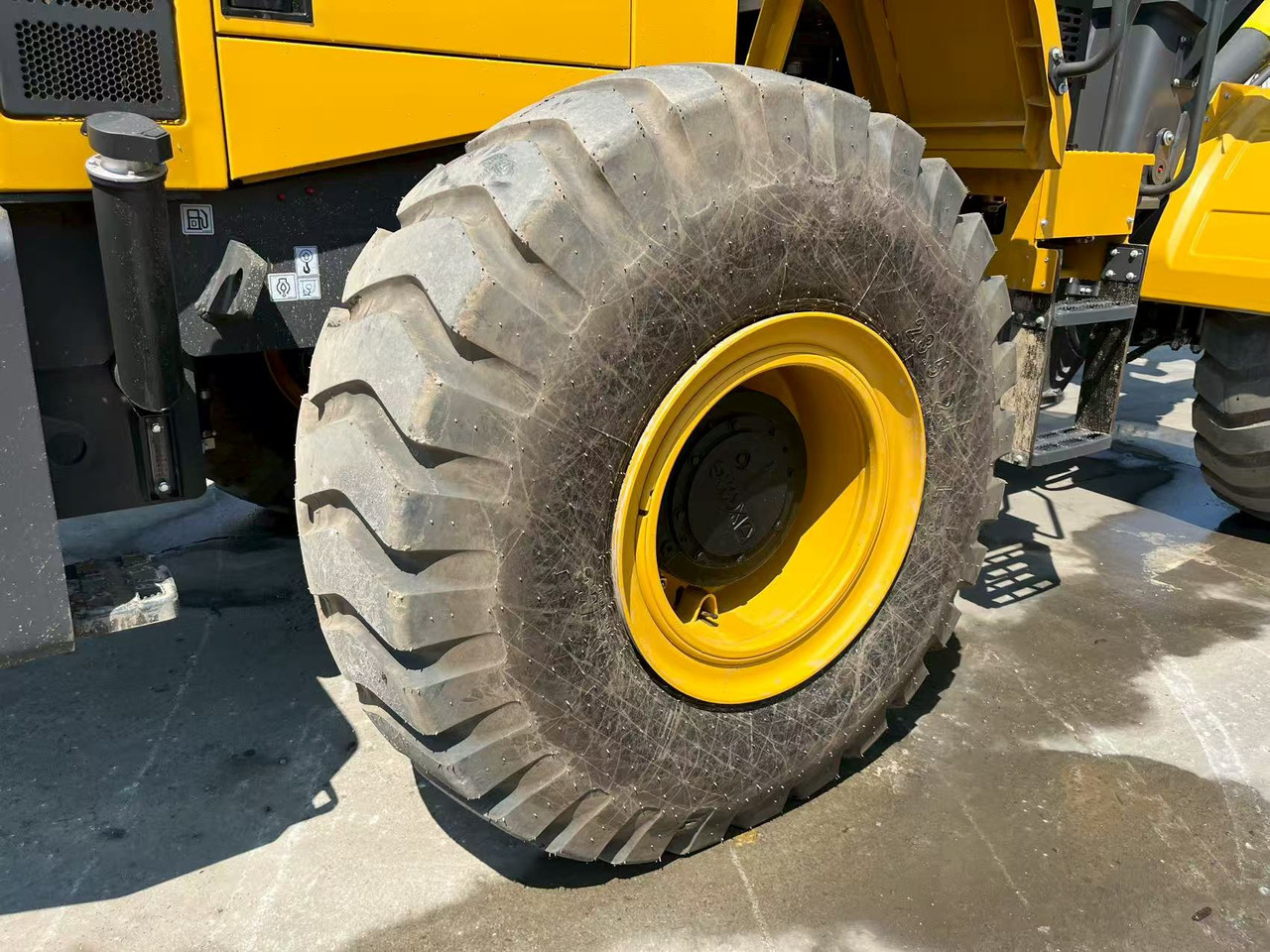 XCMG ZL50GN Payloader Brand New Condition - Gumikerekes homlokrakodó: 4 kép. XCMG ZL50GN Payloader Brand New Condition - Gumikerekes homlokrakodó: 4 kép.