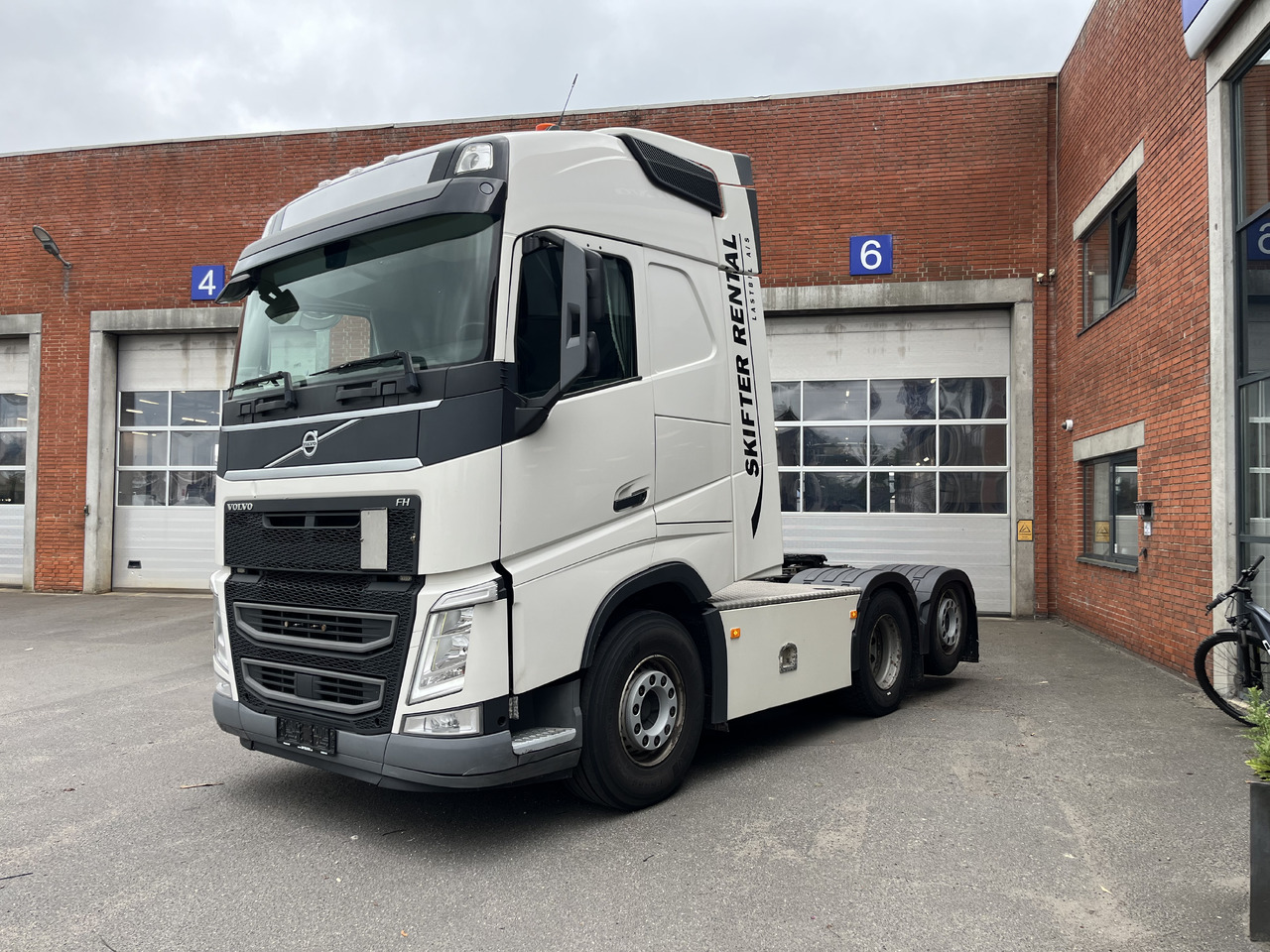 Volvo FH 500TC 6x2 - Nyergesvontató: 2 kép. Volvo FH 500TC 6x2 - Nyergesvontató: 2 kép.
