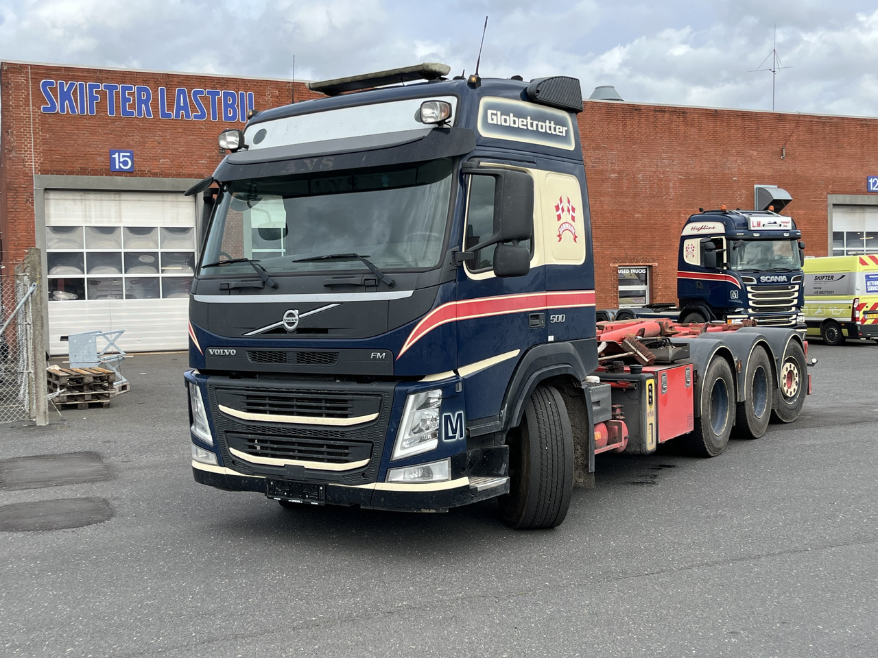Volvo FM 500 8x4 - Horgos rakodó teherautó: 2 kép. Volvo FM 500 8x4 - Horgos rakodó teherautó: 2 kép.