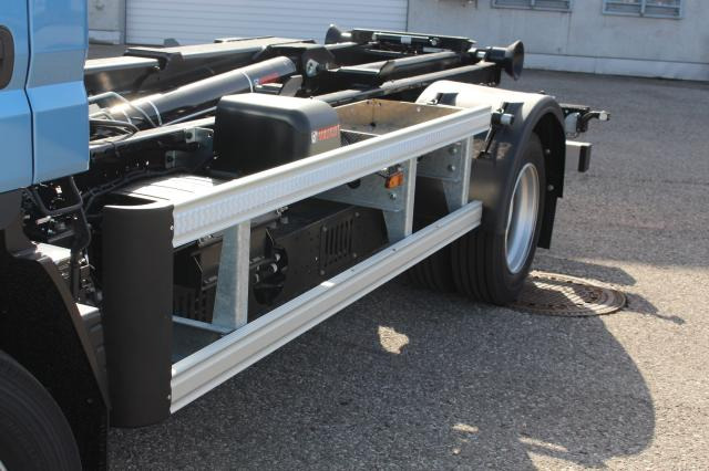 FUSO 9C18E - Horgos rakodó teherautó: 3 kép. FUSO 9C18E - Horgos rakodó teherautó: 3 kép.