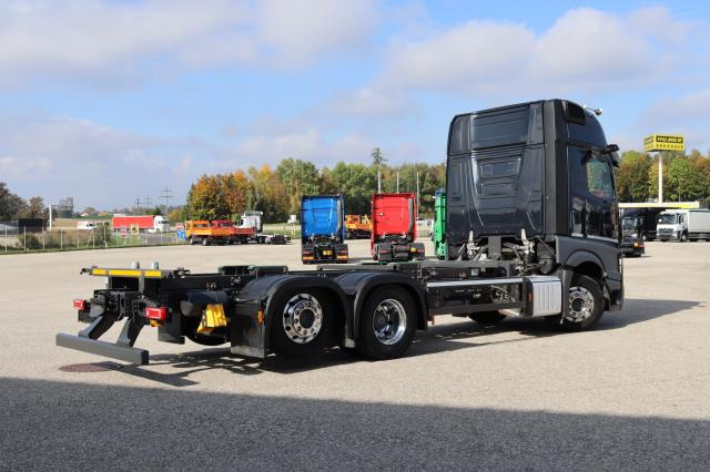 Mercedes-Benz Actros 2553 L - Cserefelépítményes teherautó: 3 kép. Mercedes-Benz Actros 2553 L - Cserefelépítményes teherautó: 3 kép.