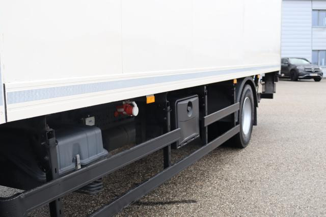 Mercedes-Benz Antos 1824 L - Hűtős teherautó: 3 kép. Mercedes-Benz Antos 1824 L - Hűtős teherautó: 3 kép.