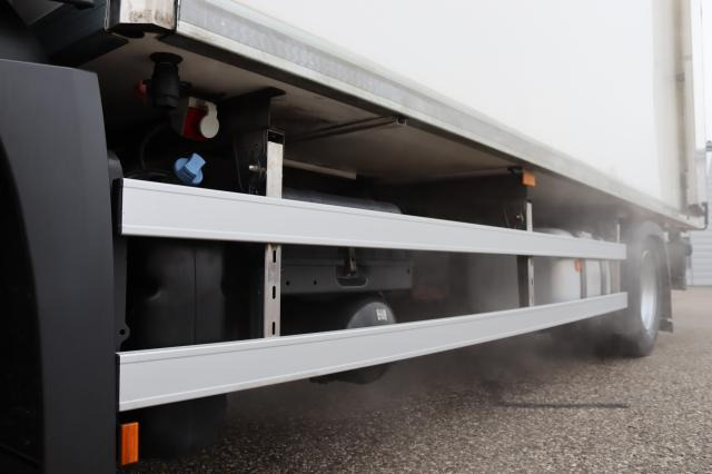 Mercedes-Benz Antos 1832 L - Hűtős teherautó: 3 kép. Mercedes-Benz Antos 1832 L - Hűtős teherautó: 3 kép.