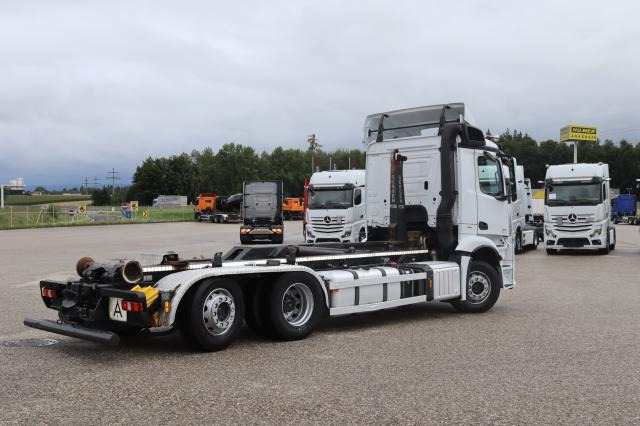 Mercedes-Benz Antos 2551 ENA - Horgos rakodó teherautó: 4 kép. Mercedes-Benz Antos 2551 ENA - Horgos rakodó teherautó: 4 kép.