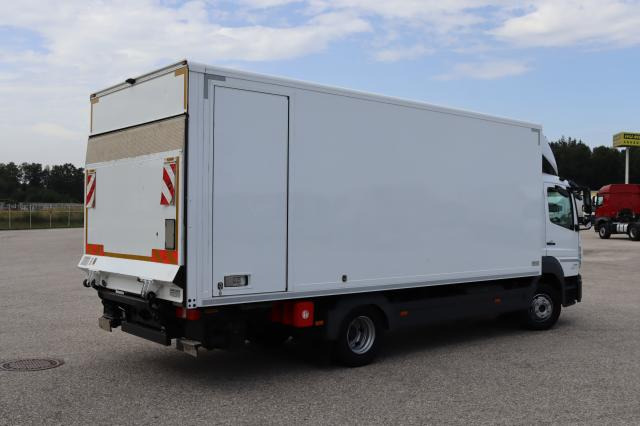 Mercedes-Benz Atego 1218 L nR - Dobozos felépítményű teherautó: 3 kép. Mercedes-Benz Atego 1218 L nR - Dobozos felépítményű teherautó: 3 kép.