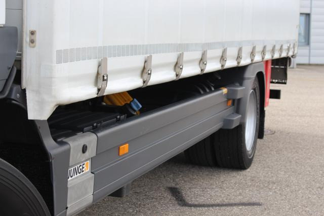 Mercedes-Benz Atego 1524 L - Ponyvás teherautó: 3 kép. Mercedes-Benz Atego 1524 L - Ponyvás teherautó: 3 kép.