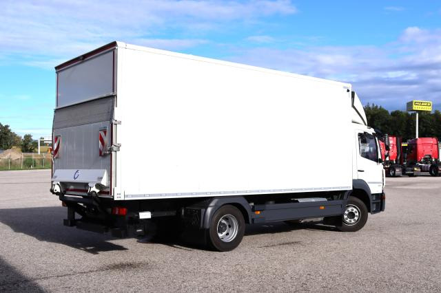 Mercedes-Benz Atego 1524 L - Dobozos felépítményű teherautó: 3 kép. Mercedes-Benz Atego 1524 L - Dobozos felépítményű teherautó: 3 kép.