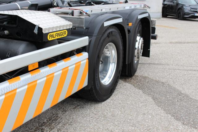 Mercedes-Benz eActros 300 L - Horgos rakodó teherautó: 3 kép. Mercedes-Benz eActros 300 L - Horgos rakodó teherautó: 3 kép.