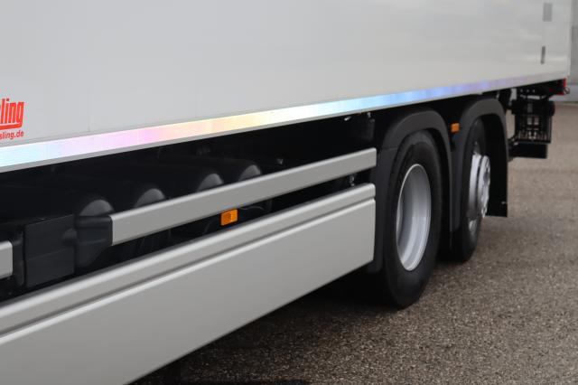 Mercedes-Benz eActros 300 L - Hűtős teherautó: 3 kép. Mercedes-Benz eActros 300 L - Hűtős teherautó: 3 kép.