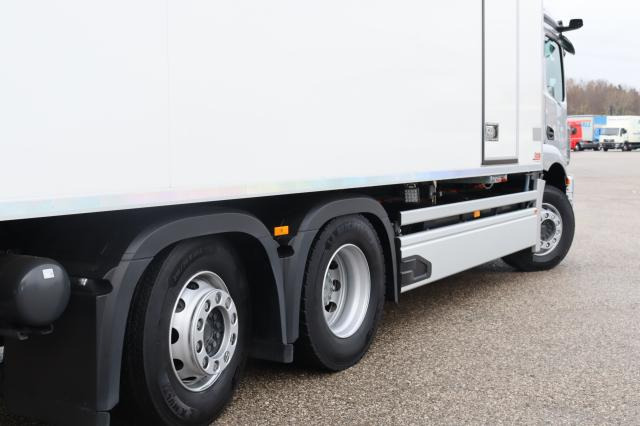 Mercedes-Benz eActros 300 L - Hűtős teherautó: 5 kép. Mercedes-Benz eActros 300 L - Hűtős teherautó: 5 kép.