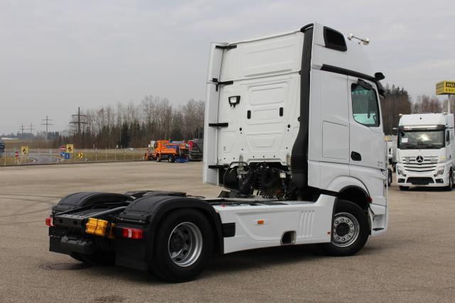 Mercedes-Benz Actros 1848 LS - Nyergesvontató: 3 kép. Mercedes-Benz Actros 1848 LS - Nyergesvontató: 3 kép.