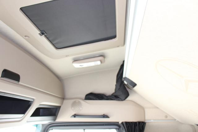 Mercedes-Benz Actros 1863LS NEUZUSTAND - Nyergesvontató: 2 kép. Mercedes-Benz Actros 1863LS NEUZUSTAND - Nyergesvontató: 2 kép.