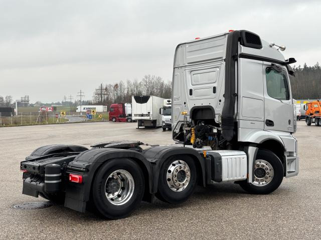 Mercedes-Benz Actros 2553 - Nyergesvontató: 3 kép. Mercedes-Benz Actros 2553 - Nyergesvontató: 3 kép.