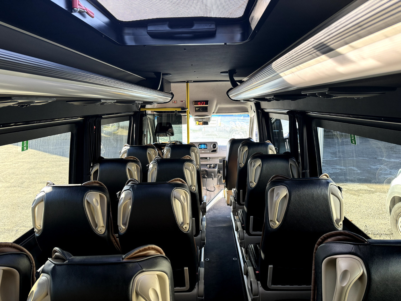 Mercedes-Benz Sprinter 517 - Minibusz, Kisbusz: 4 kép. Mercedes-Benz Sprinter 517 - Minibusz, Kisbusz: 4 kép.