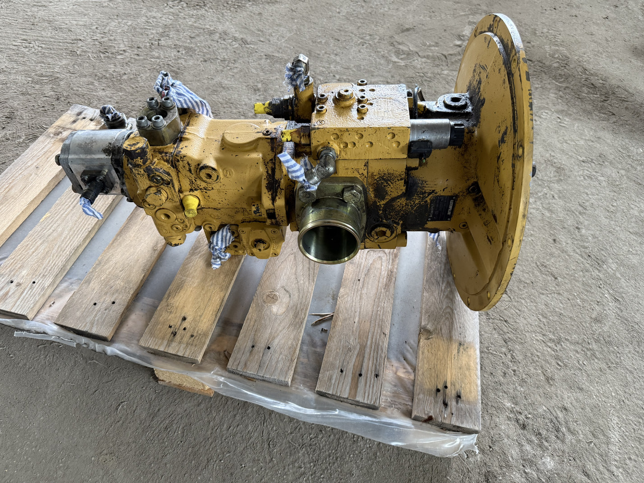 CATERPILLAR M313C - Hidraulikus szivattyú - Gumikerekes kotró: 5 kép. CATERPILLAR M313C - Hidraulikus szivattyú - Gumikerekes kotró: 5 kép.
