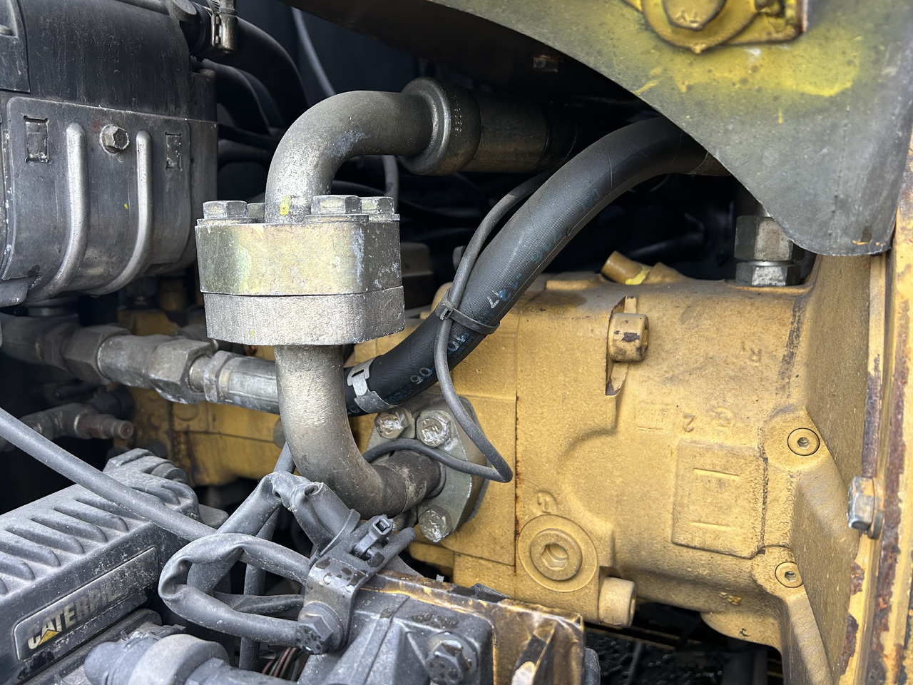 Caterpillar 313D - Hidraulikus szivattyú - Gumikerekes kotró: 1 kép. Caterpillar 313D - Hidraulikus szivattyú - Gumikerekes kotró: 1 kép.