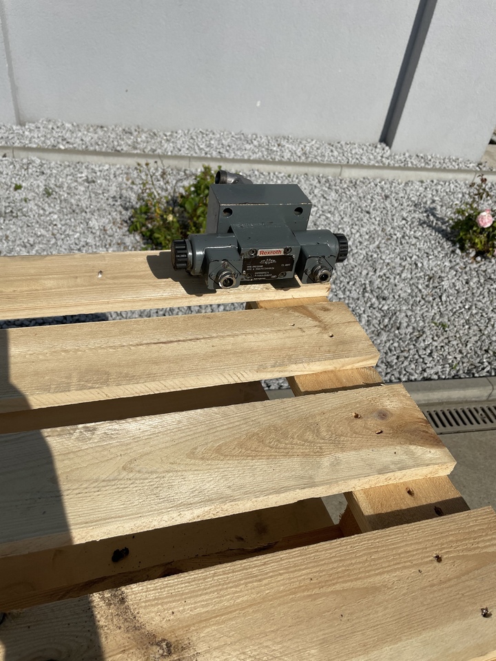 LIEBHERR R906 - Hidraulikus szelep: 3 kép. LIEBHERR R906 - Hidraulikus szelep: 3 kép.