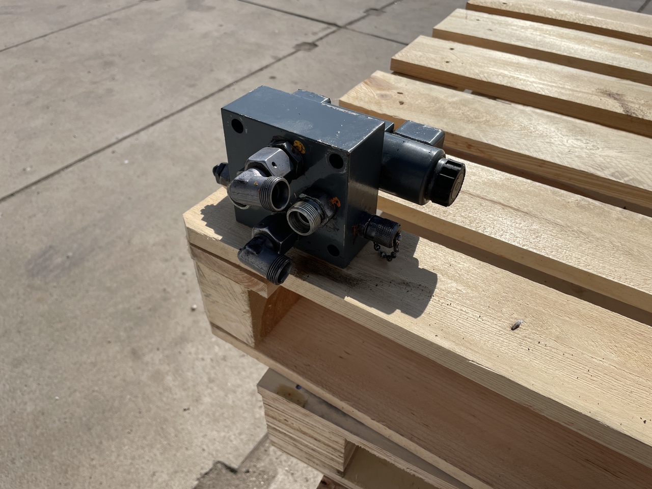 LIEBHERR R906 - Hidraulikus szelep: 4 kép. LIEBHERR R906 - Hidraulikus szelep: 4 kép.