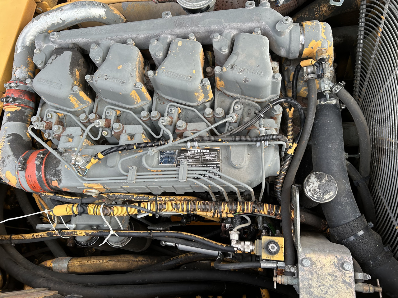 Liebehrr D904TB - Motor - Gumikerekes kotró: 3 kép. Liebehrr D904TB - Motor - Gumikerekes kotró: 3 kép.