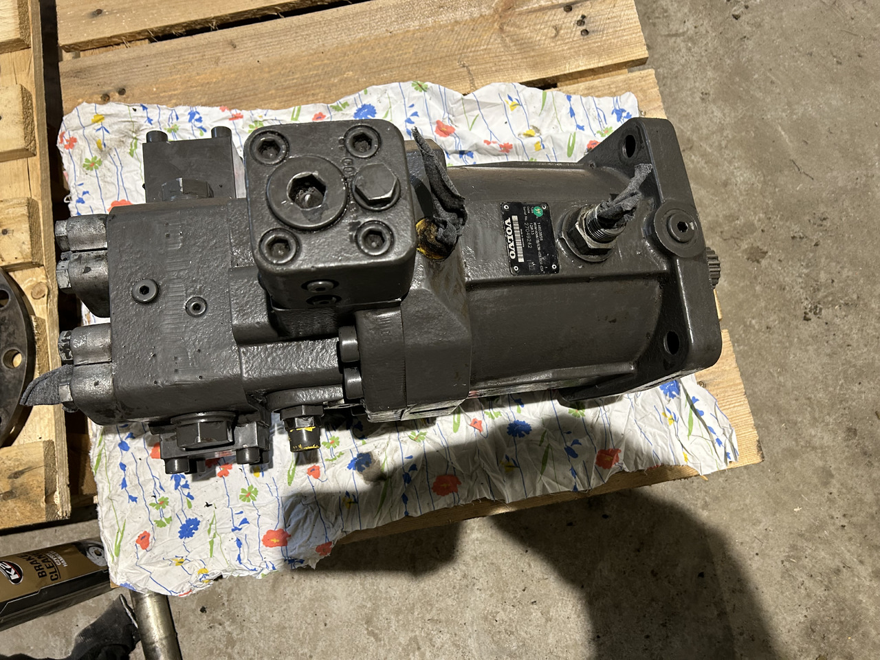 REXROTH A6VM140HAITB - Hidraulikus motor - Gumikerekes kotró: 2 kép. REXROTH A6VM140HAITB - Hidraulikus motor - Gumikerekes kotró: 2 kép.