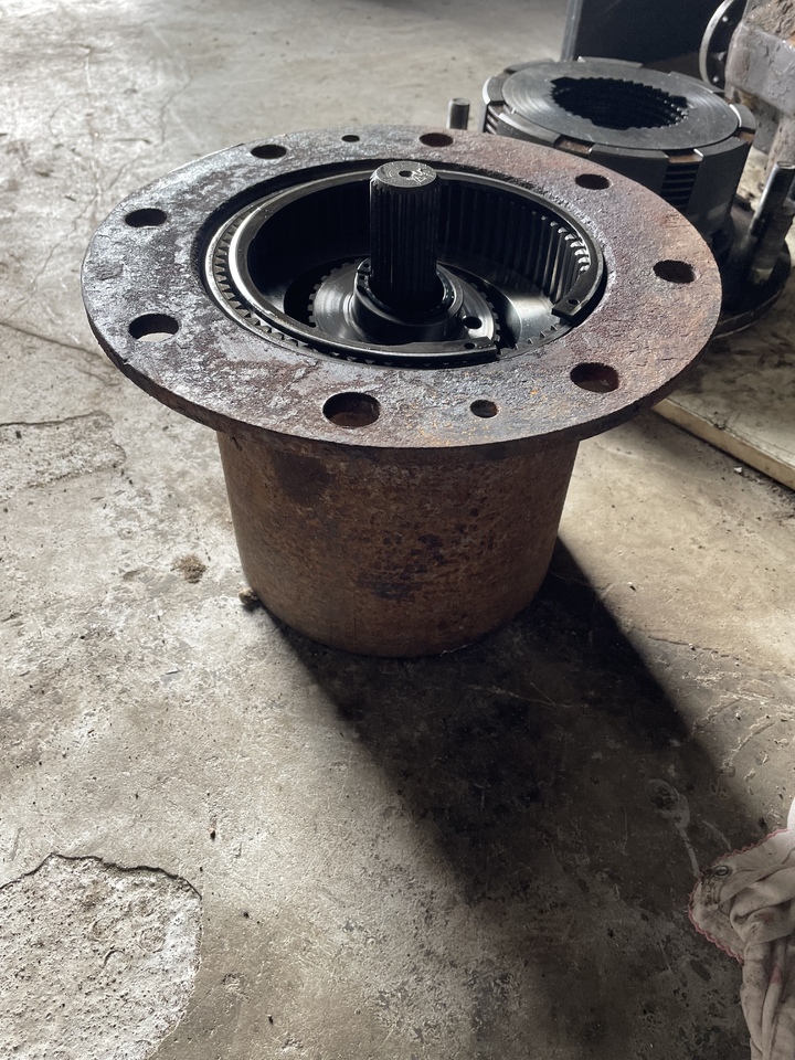 Zwolnica ZF APL-745 - Tengely és alkatrészek - Gumikerekes kotró: 3 kép. Zwolnica ZF APL-745 - Tengely és alkatrészek - Gumikerekes kotró: 3 kép.