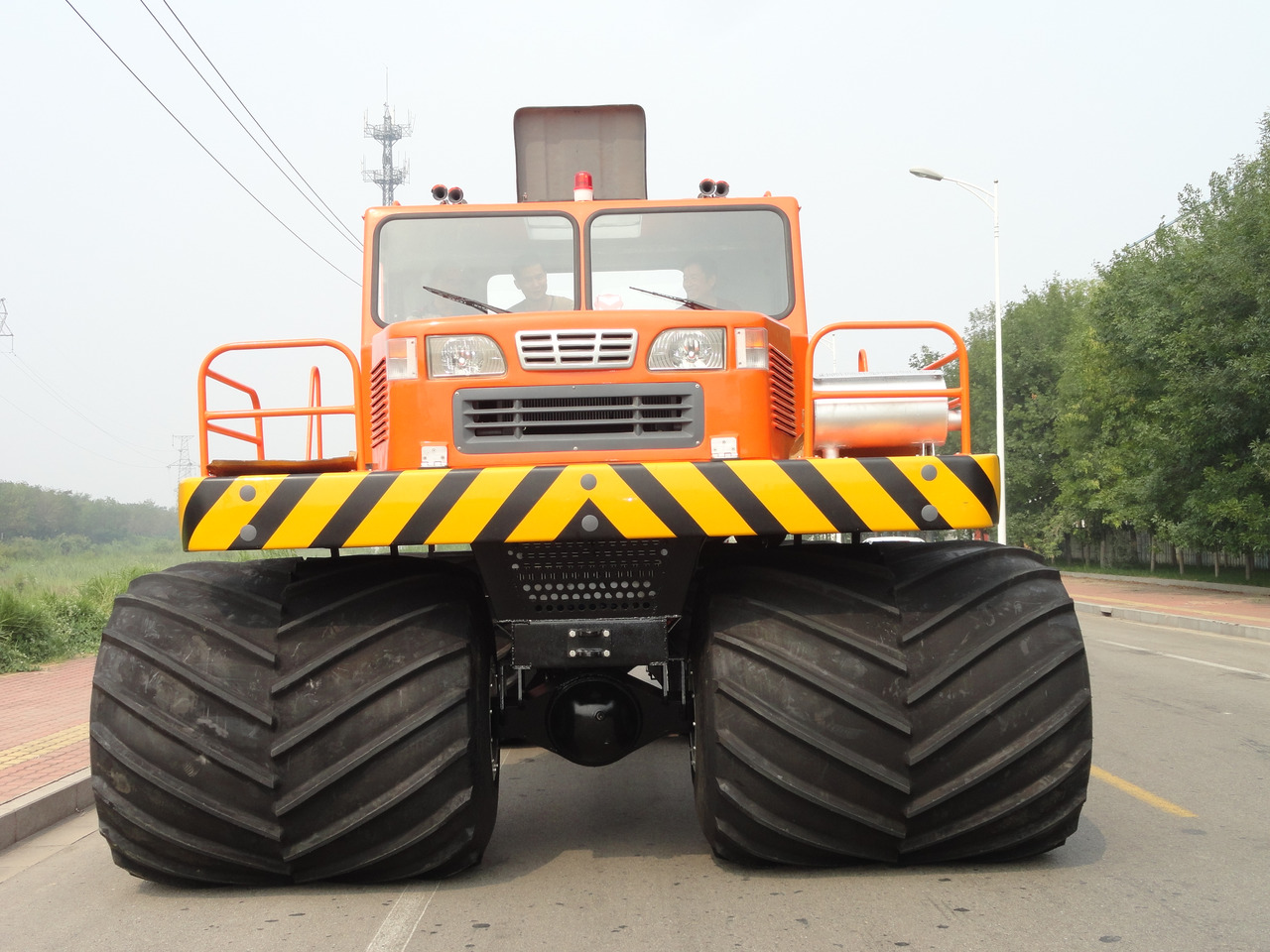 Amphibious truck Swamp truck Used for: swamps, beaches, rivers, wetland material transportation, rescue and oil exploration - Repülőtéri jármű: 5 kép. Amphibious truck Swamp truck Used for: swamps, beaches, rivers, wetland material transportation, rescue and oil exploration - Repülőtéri jármű: 5 kép.