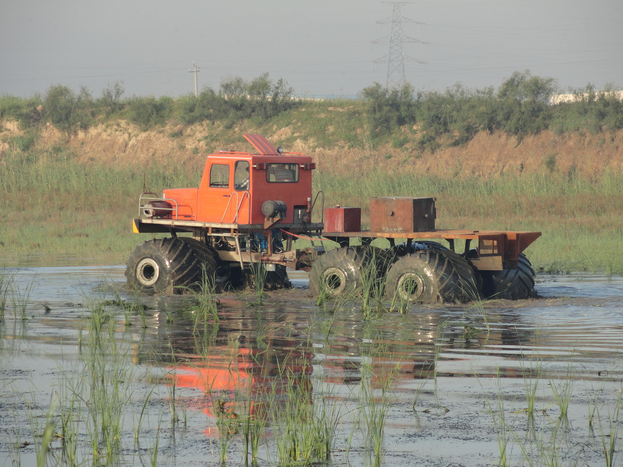 Amphibious truck Swamp truck Used for: swamps, beaches, rivers, wetland material transportation, rescue and oil exploration - Repülőtéri jármű: 1 kép. Amphibious truck Swamp truck Used for: swamps, beaches, rivers, wetland material transportation, rescue and oil exploration - Repülőtéri jármű: 1 kép.