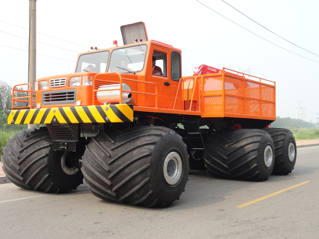 Amphibious truck Swamp truck Used for: swamps, beaches, rivers, wetland material transportation, rescue and oil exploration - Repülőtéri jármű: 4 kép. Amphibious truck Swamp truck Used for: swamps, beaches, rivers, wetland material transportation, rescue and oil exploration - Repülőtéri jármű: 4 kép.