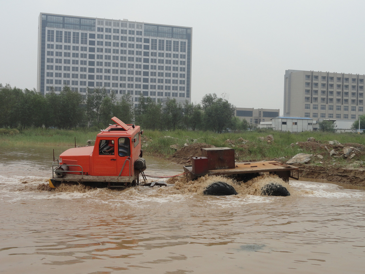 Amphibious truck Swamp truck Used for: swamps, beaches, rivers, wetland material transportation, rescue and oil exploration - Repülőtéri jármű: 3 kép. Amphibious truck Swamp truck Used for: swamps, beaches, rivers, wetland material transportation, rescue and oil exploration - Repülőtéri jármű: 3 kép.