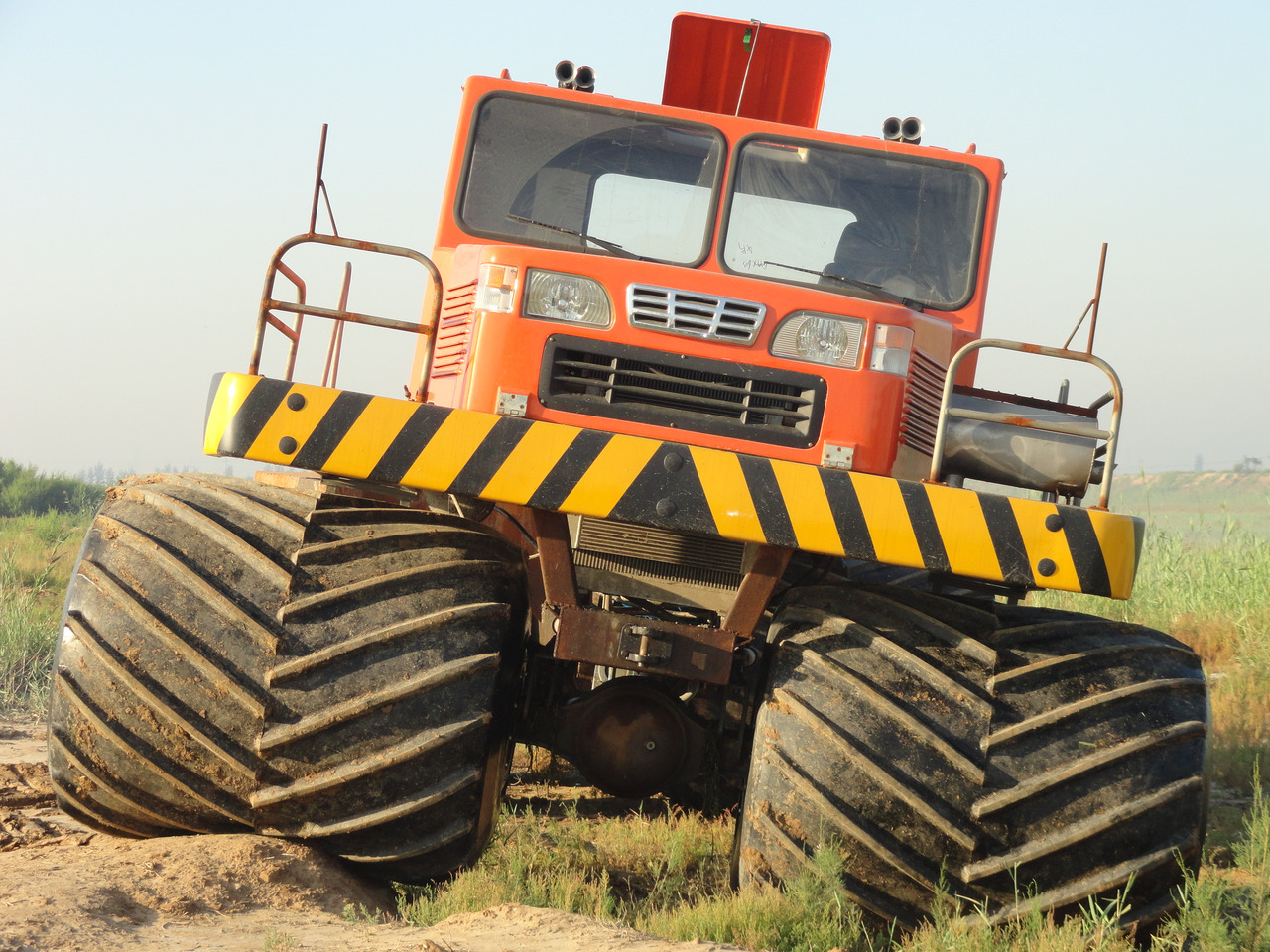Amphibious truck Swamp truck Used for: swamps, beaches, rivers, wetland material transportation, rescue and oil exploration - Repülőtéri jármű: 2 kép. Amphibious truck Swamp truck Used for: swamps, beaches, rivers, wetland material transportation, rescue and oil exploration - Repülőtéri jármű: 2 kép.