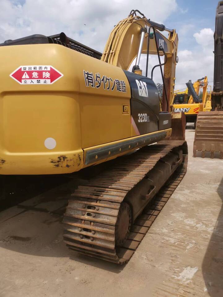 Caterpillar 323D - Lánctalpas kotró: 3 kép. Caterpillar 323D - Lánctalpas kotró: 3 kép.
