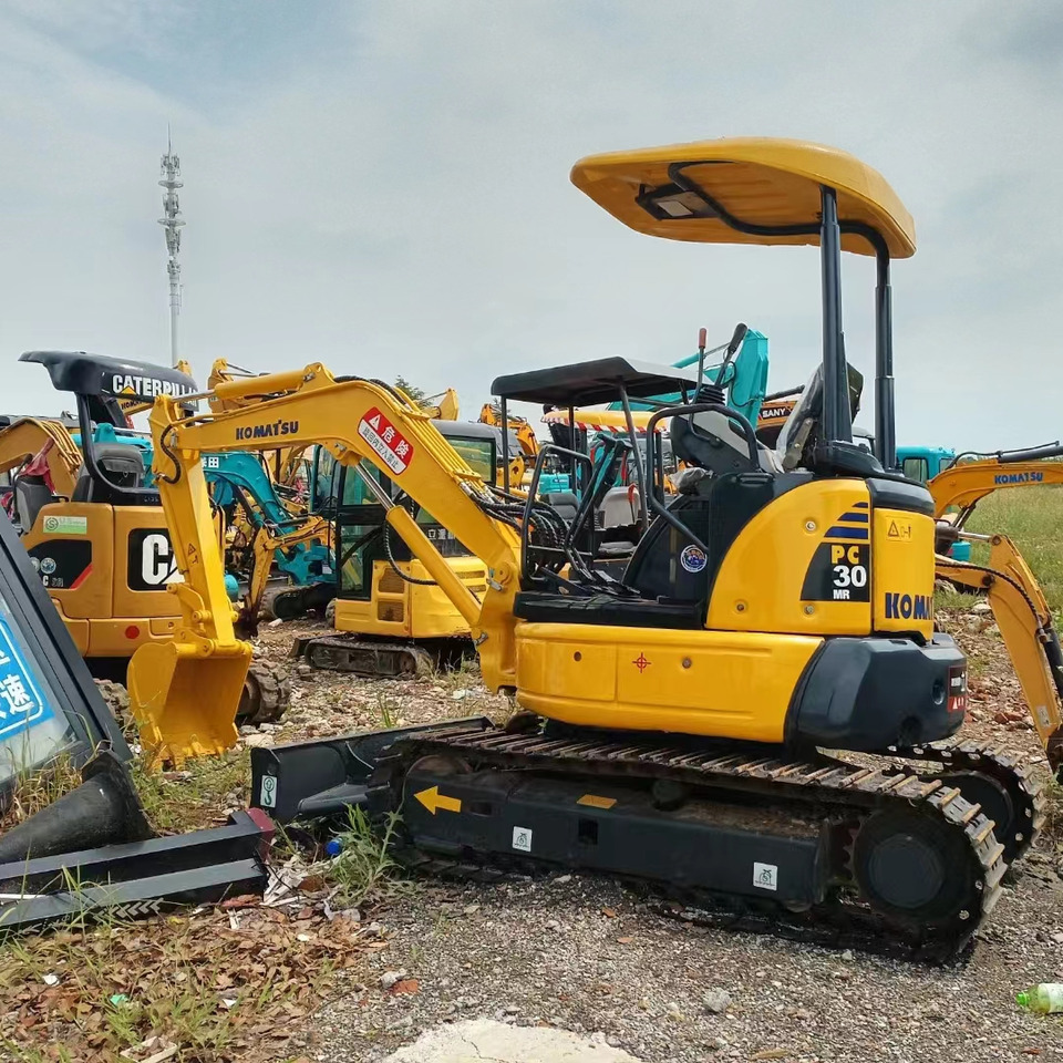 KOMATSU PC30 - Minikotró: 1 kép. KOMATSU PC30 - Minikotró: 1 kép.