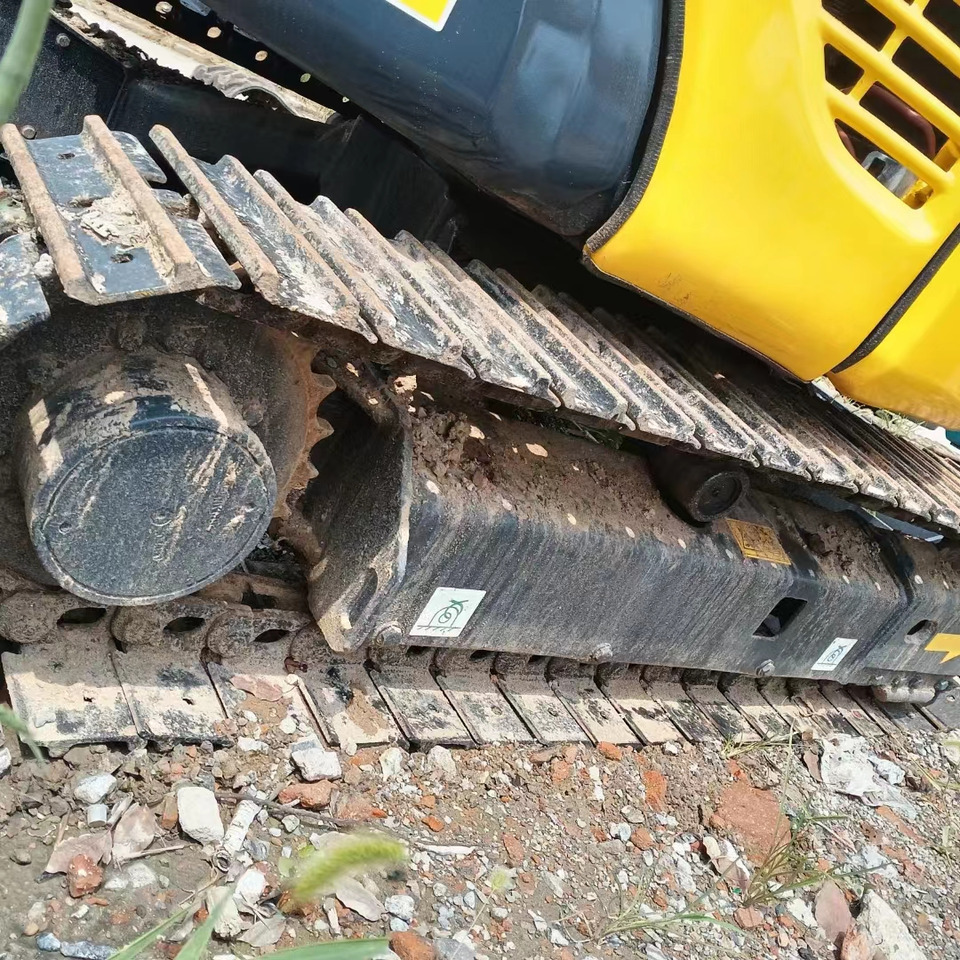 KOMATSU PC30 - Minikotró: 2 kép. KOMATSU PC30 - Minikotró: 2 kép.