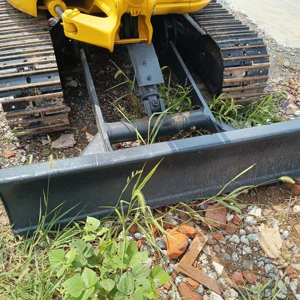 KOMATSU PC30 - Minikotró: 3 kép. KOMATSU PC30 - Minikotró: 3 kép.