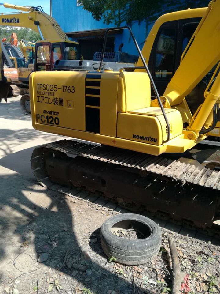 Komatsu PC120-6 - Lánctalpas kotró: 3 kép. Komatsu PC120-6 - Lánctalpas kotró: 3 kép.