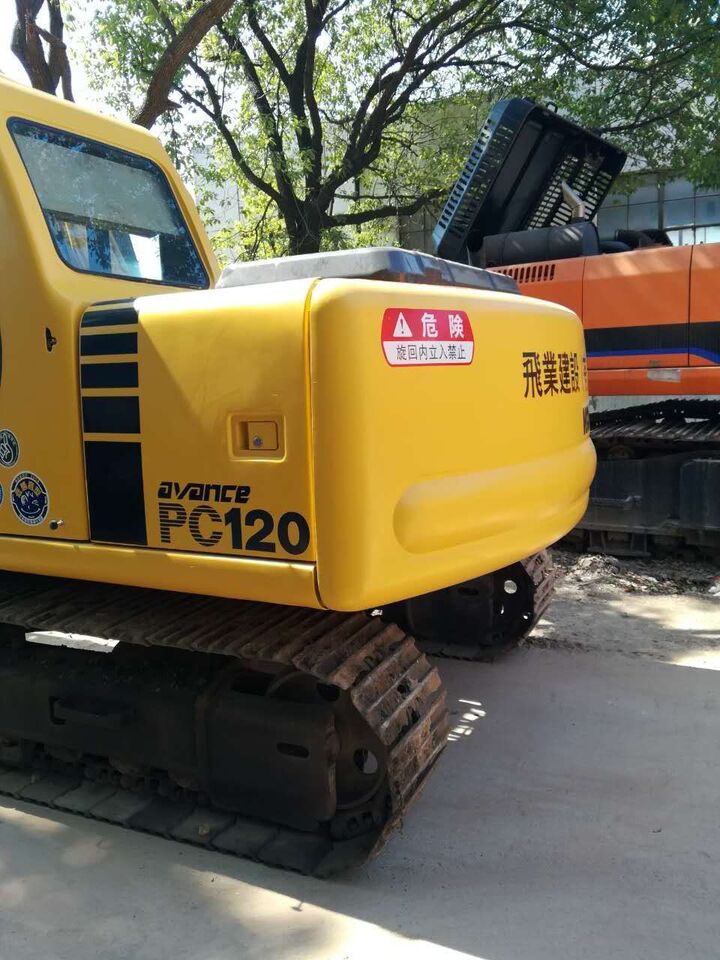Komatsu PC120-6 - Lánctalpas kotró: 5 kép. Komatsu PC120-6 - Lánctalpas kotró: 5 kép.