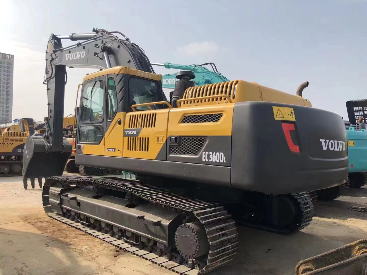 Volvo EC360DLC - Lánctalpas kotró: 3 kép. Volvo EC360DLC - Lánctalpas kotró: 3 kép.