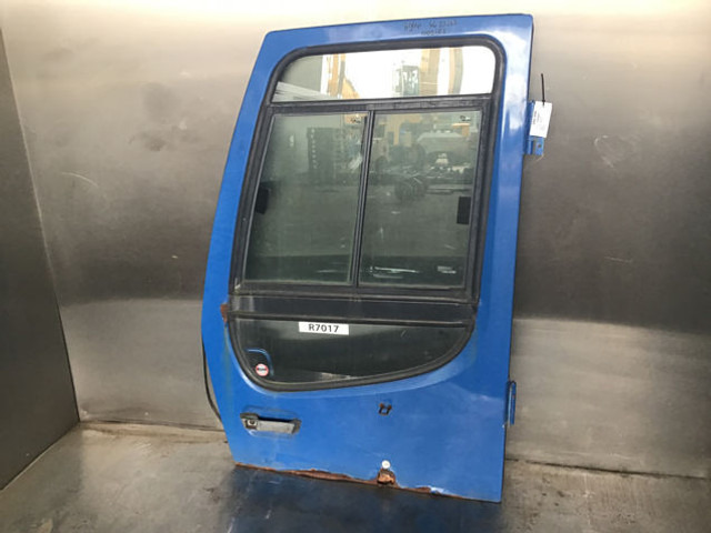 Liebherr Cabin Door - Ajtó és alkatrészek: 1 kép. Liebherr Cabin Door - Ajtó és alkatrészek: 1 kép.