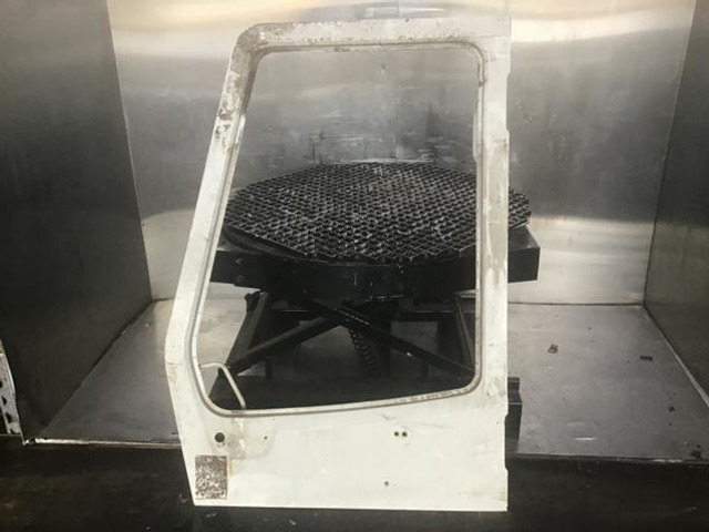 Liebherr Cabin Door - Ajtó és alkatrészek: 1 kép. Liebherr Cabin Door - Ajtó és alkatrészek: 1 kép.