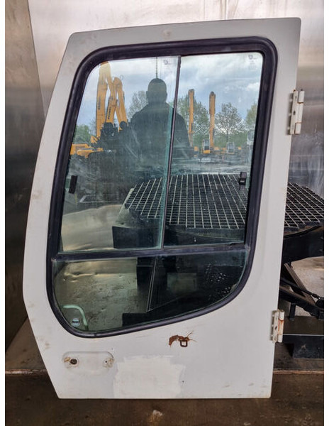 Liebherr Cabin Door - Ajtó és alkatrészek: 1 kép. Liebherr Cabin Door - Ajtó és alkatrészek: 1 kép.