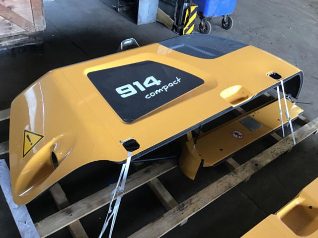 Liebherr Engine Bonnet - Motorháztető: 1 kép. Liebherr Engine Bonnet - Motorháztető: 1 kép.