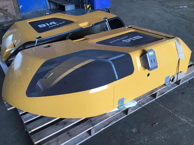 Liebherr Engine Bonnet - Motorháztető: 2 kép. Liebherr Engine Bonnet - Motorháztető: 2 kép.