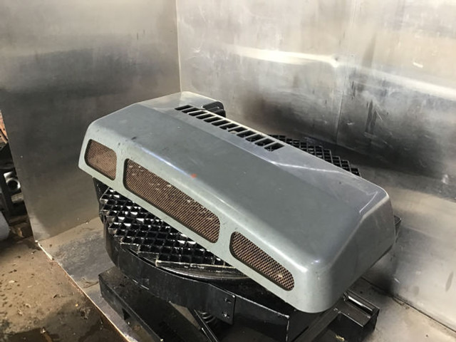 Liebherr Engine Hood Small - Motorháztető: 1 kép. Liebherr Engine Hood Small - Motorháztető: 1 kép.