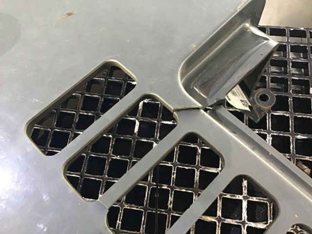 Liebherr Engine Hood Small - Motorháztető: 2 kép. Liebherr Engine Hood Small - Motorháztető: 2 kép.