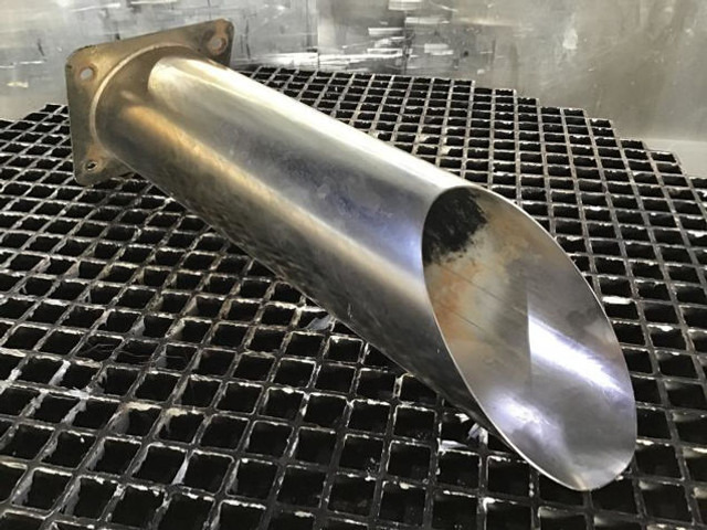 Kipufogócső Liebherr Exhaust Pipe: 6 kép.