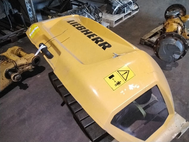 Liebherr L506 / L508 - Motorháztető: 3 kép. Liebherr L506 / L508 - Motorháztető: 3 kép.