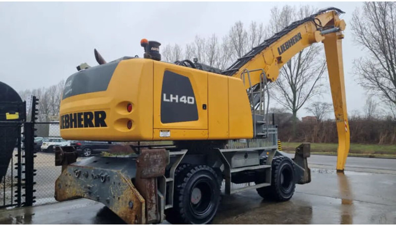Liebherr LH40 M - Hulladék kotró: 2 kép. Liebherr LH40 M - Hulladék kotró: 2 kép.