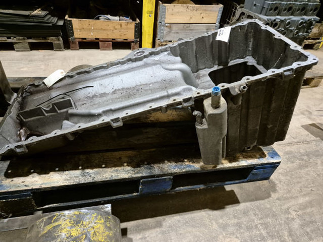 Liebherr Oil Sump - Forgattyúsház: 3 kép. Liebherr Oil Sump - Forgattyúsház: 3 kép.