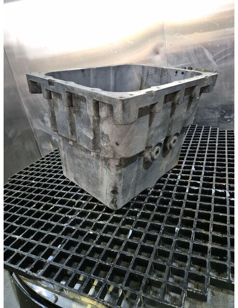 Liebherr Oil Sump - Forgattyúsház: 2 kép. Liebherr Oil Sump - Forgattyúsház: 2 kép.