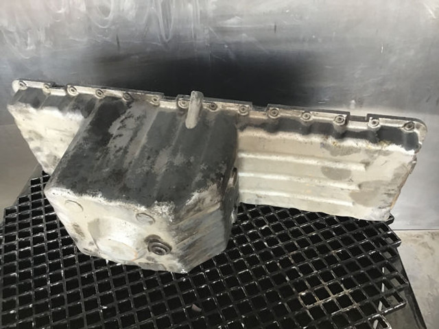 Liebherr Oil Sump - Forgattyúsház: 1 kép. Liebherr Oil Sump - Forgattyúsház: 1 kép.